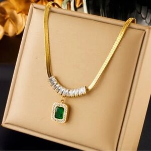 Elegant Vintage Stainless Steel Necklace with Green Rhinestone Square Pendant
